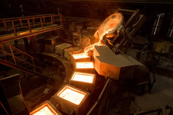 Tank pours liquid metal in the molds by carousel machine