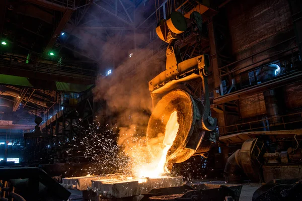 Tanque Vierte Metal Líquido Los Moldes — Foto de Stock