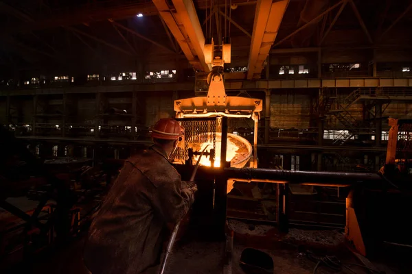 Steelworker Trabalho Perto Dos Tanques Com Metal Quente — Fotografia de Stock