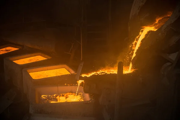 Tank pours liquid metal in the molds by carousel machine