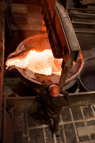 Operaio Siderurgico Lavoro Vicino Serbatoi Con Metallo Caldo — Foto Stock