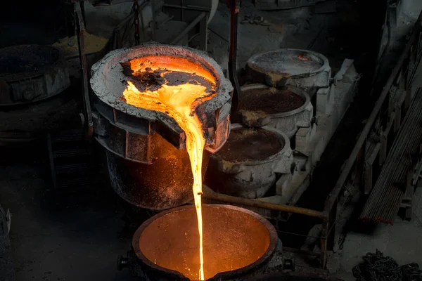 Tank Gießt Flüssiges Metall Ins Stahlwerk — Stockfoto