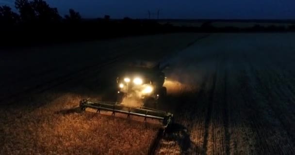 Geceleyin Buğday Mahsulü Üzerinde Çalışan Hasatçıyı Birleştirin Hava Görünümü — Stok video