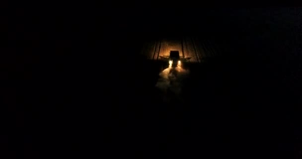 Mähdrescher Arbeitet Nachts Einer Weizenernte Luftaufnahme — Stockvideo