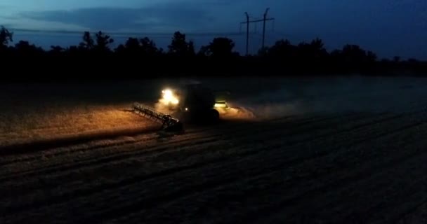 Combine Cosechadora Trabajando Una Cosecha Trigo Por Noche Vista Aérea — Vídeos de Stock