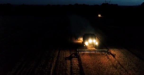 Geceleyin Buğday Mahsulü Üzerinde Çalışan Hasatçıyı Birleştirin Hava Görünümü — Stok video