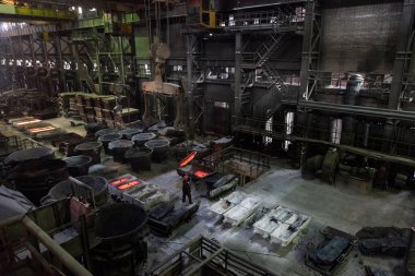 Çelik fabrikasında çalışan bir çelik işçisi