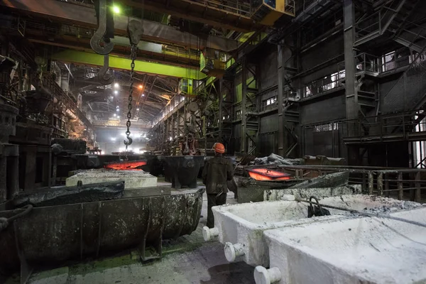 Stahlarbeiter Bei Der Arbeit Einem Stahlwerk — Stockfoto