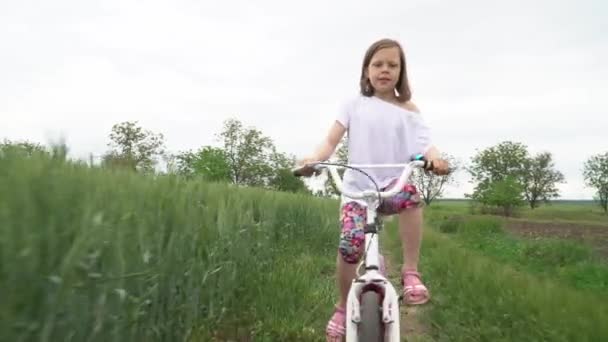 Fetița Merge Bicicleta Drum Rural Pitoresc — Videoclip de stoc