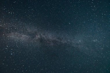 Gecenin karanlığında Samanyolu Yıldızlı gökyüzü