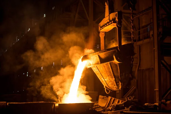 Tank çelik fabrikasındaki kalıplara sıvı metal döküyor.