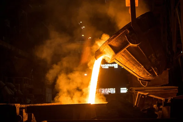 Tank çelik fabrikasındaki kalıplara sıvı metal döküyor.