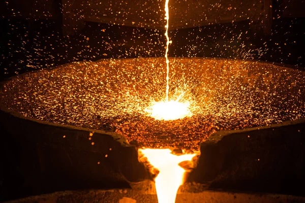 Yay Fırınından Sıvı Metal Dökülüyor — Stok fotoğraf