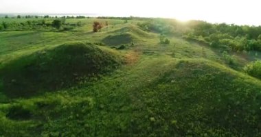 Mamay Dağı 'nın mezar tepeciklerinin manzarası. Hava görünümü.