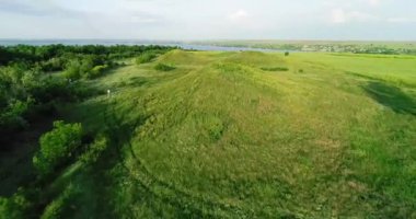Mamay Dağı 'nın mezar tepeciklerinin manzarası. Hava görünümü.