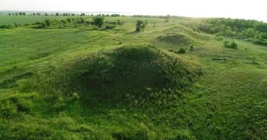 Mamay Dağı 'nın mezar tepeciklerinin manzarası. Hava görünümü.