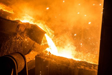 Tank çelik fabrikasındaki kalıplara sıvı metal döküyor.