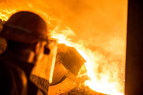 Steelworker Despejar Metal Líquido Tanques Nos Moldes — Fotografia de Stock