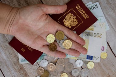 Fas sikkeleri ellerinde. Para biriktirme kavramı