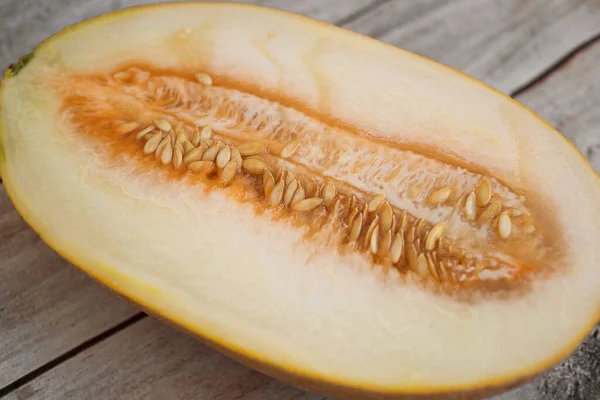 Media Porción Melón Con Semillas Famosa Fruta Tropical Lujo Temporada — Foto de Stock