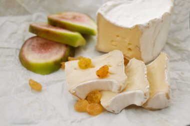 Atıştırmalık aperatifler. Brie peyniri, jambon, ekmek, reçel. Kahvaltı Seçeneği