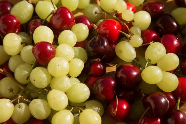 çeşitli taze organik meyveler: kiraz ve üzüm.