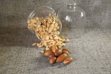 Gri arkaplanda tartışmalar, yakın plan.