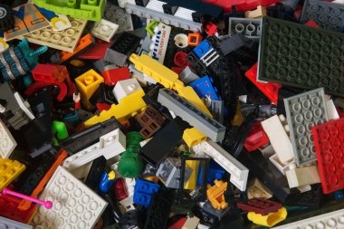 Çocuklar için lego yapımı, dağınık parçalar.