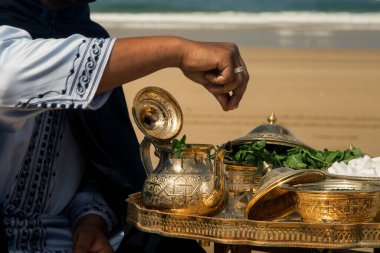 Fas 'ta okyanusta düğün töreni, naneli geleneksel Fas çayı.