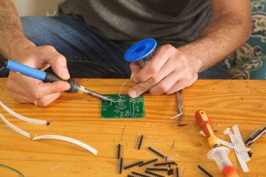 Mikroçipli elektrikçi masaüstü, çalışma süreci