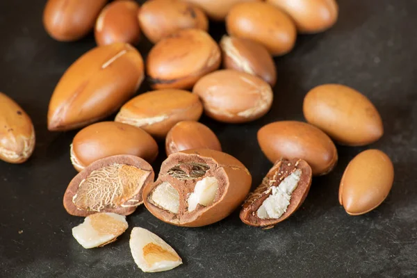 Grain Noix Argan Est Cassé Sur Fond Noir Avec Des — Photo