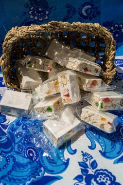 ayrı paketlerde fındıklı ve şekerli meyveli vanilyalı fındık.