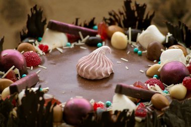 Çikolatalı pasta, dekorasyonun üst görüntüsü, yakın plan.