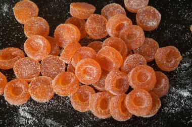 Koyu arkaplanda şekerli portakal reçeli, Avrupa 'da Noel için geleneksel bir tatlı.