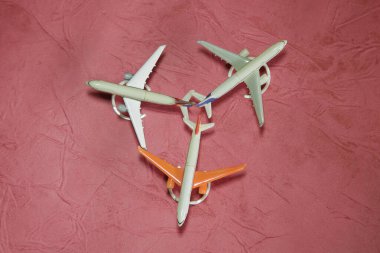 Pembe arka planda oyuncak uçaklar