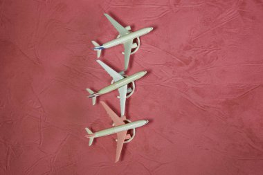 Pembe arka planda oyuncak uçaklar