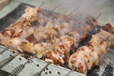 Kuzu ciğeri, kuzu yağına sarılmış şiş kebap.