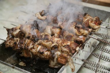 Kuzu ciğeri, kuzu yağına sarılmış şiş kebap.