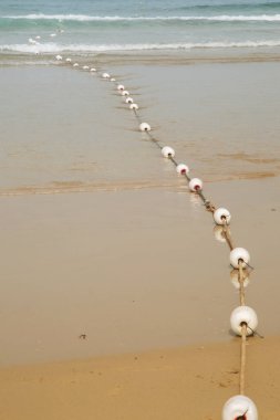 Beyaz şamandıralar kıyıdan okyanusa kadar uzanıyor.
