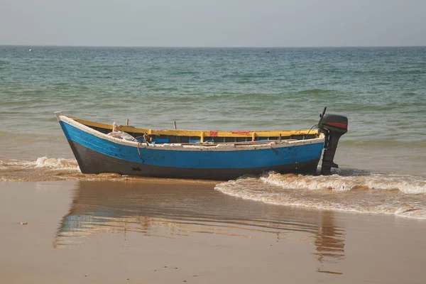 Vissersboot Het Strand Golven Bij Zonnig Weer — Stockfoto