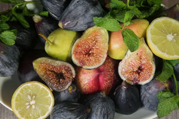 Plato Frutas Higos Peras Nectarina Rodajas Limón Ramitas Menta — Foto de Stock