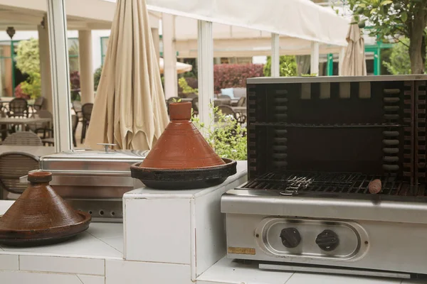 Kömür ve barbekü pişirmek için kil aygıtı. 