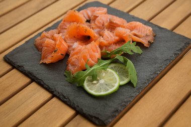 Dilimlenmiş kiraz domatesli taze çiğ karides, otlar ve baharatlar.. 