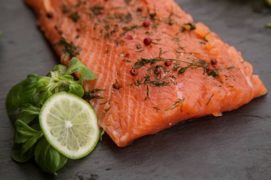 Dilimlenmiş kiraz domatesli taze çiğ karides, otlar ve baharatlar.. 