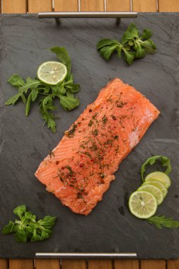 Siyah arka planda hafif tuzlu bir somon. Yakın plan.. 