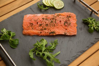 Siyah arka planda hafif tuzlu bir somon. Yakın plan.. 