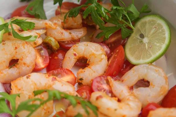 Fresh Raw Peeled Prawns Sliced Cherry Tomatoes Herbs Spices — Stock Photo, Image