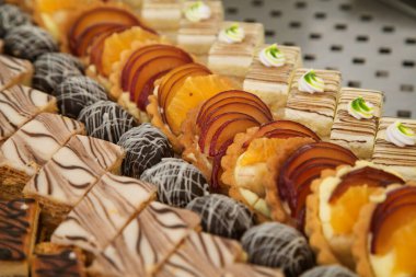 Oteldeki büfede çeşit çeşit kekler.