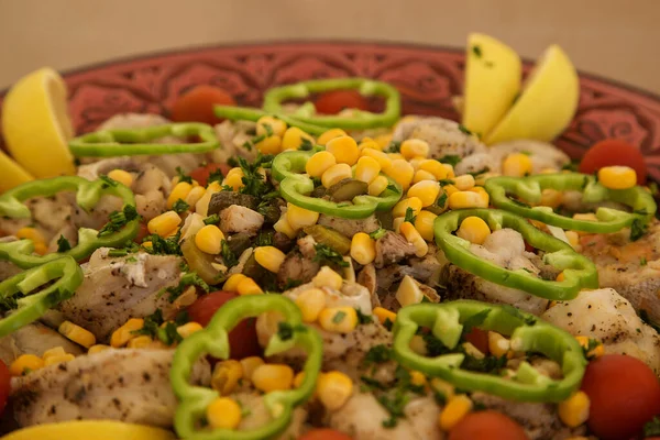魚のサラダにトウモロコシとピーマン伝統的なモロッコ料理 — ストック写真