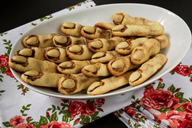 Cadı parmakları kurabiye pişiriyor Cadılar Bayramı için